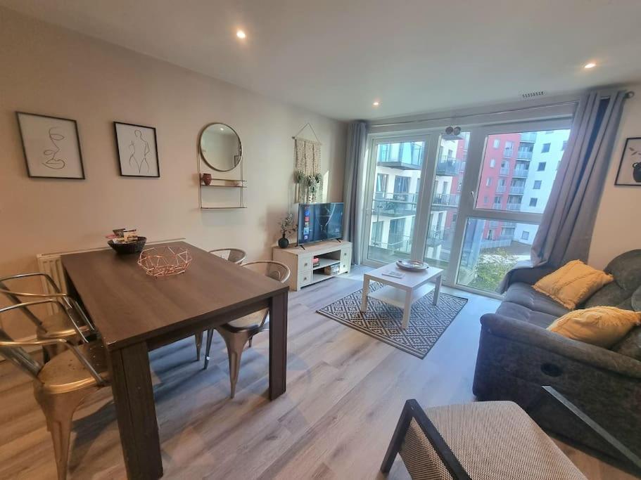 2bed 2bath -pool, Balcony, Gym Lift London