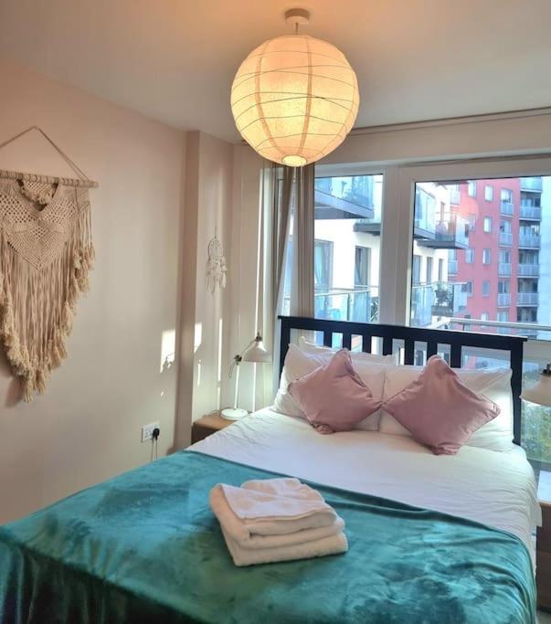 2bed 2bath -pool, Balcony, Gym Lift * London