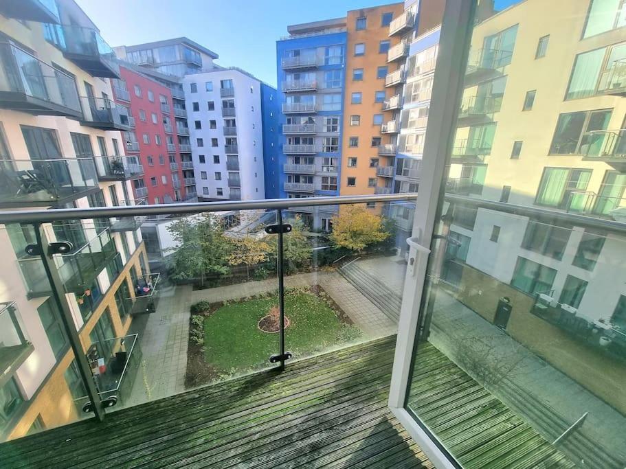 Apartment 2bed 2bath -pool, Balcony, Gym Lift London