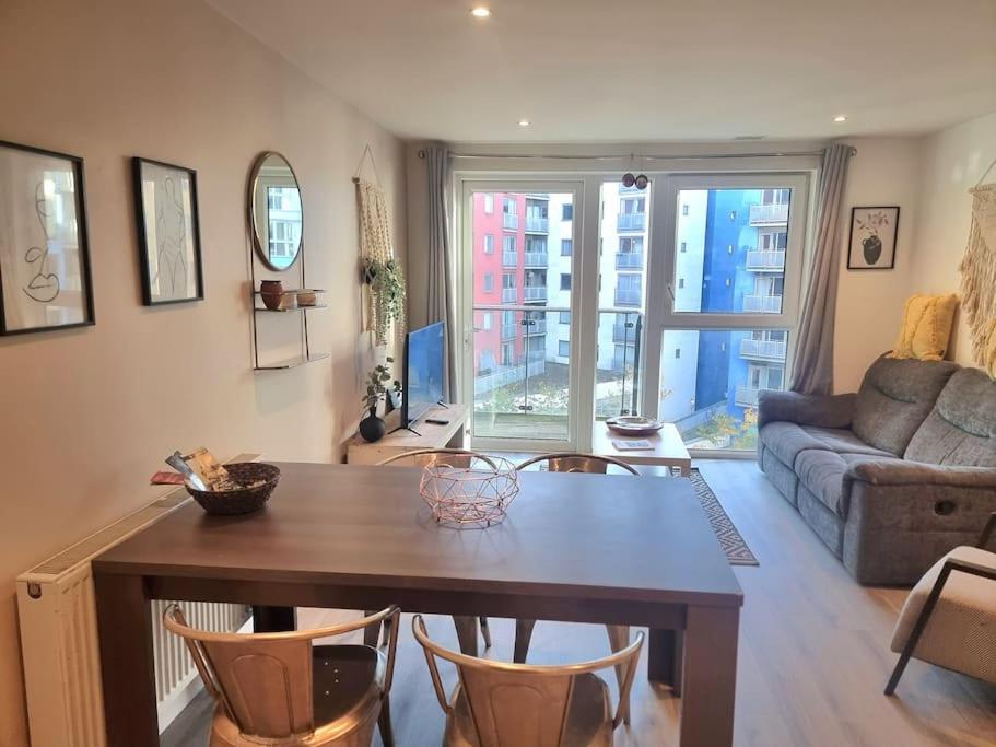 Apartment 2bed 2bath -pool, Balcony, Gym Lift London
