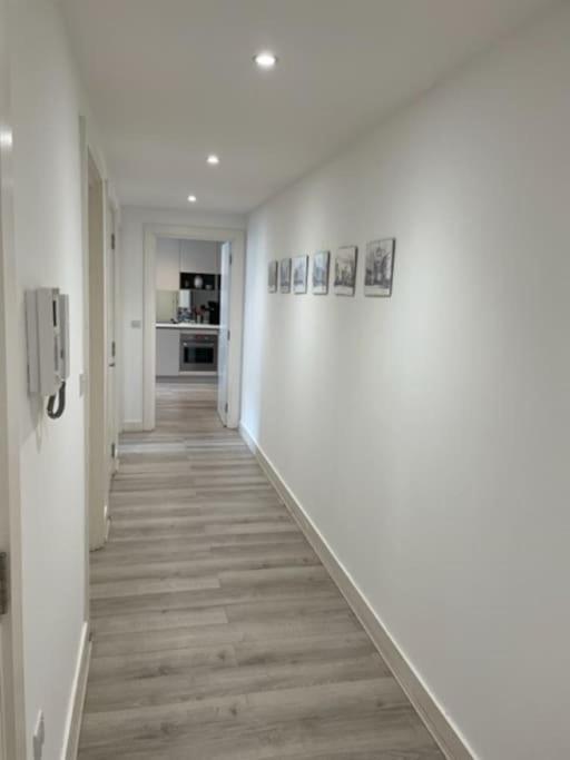 2bed 2bath -pool, Balcony, Gym Lift * London