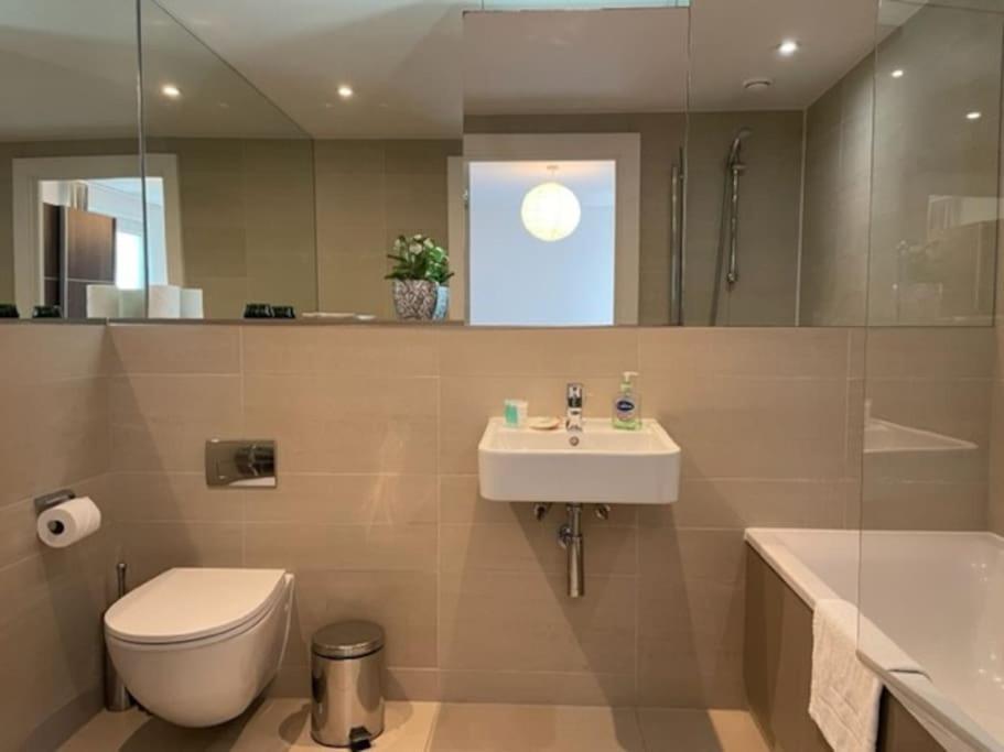 2bed 2bath -pool, Balcony, Gym Lift Apartment London