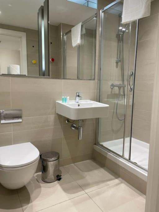 2bed 2bath -pool, Balcony, Gym Lift * London