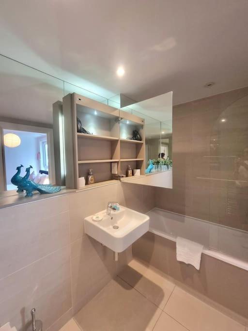 2bed 2bath -pool, Balcony, Gym Lift * London