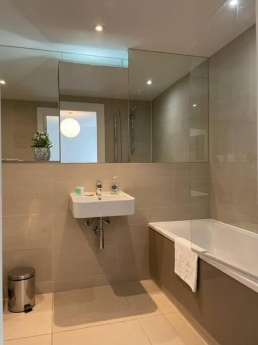 Apartment 2bed 2bath -pool, Balcony, Gym Lift