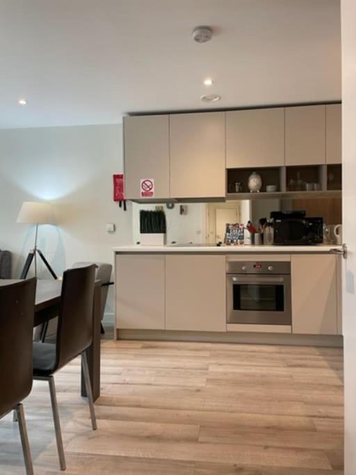 Apartment 2bed 2bath -pool, Balcony, Gym Lift *