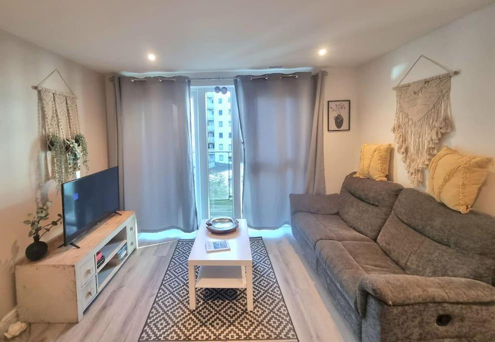 2bed 2bath -pool, Balcony, Gym Lift