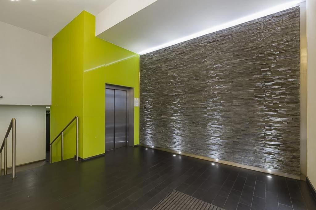 Apartment 2bed 2bath -pool, Balcony, Gym Lift