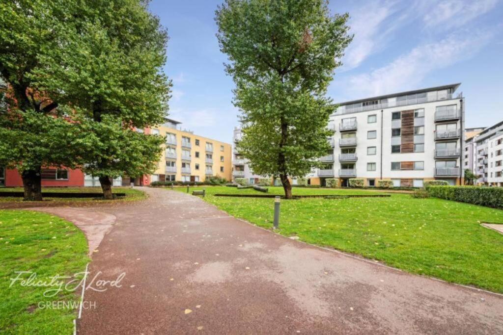 2bed 2bath -pool, Balcony, Gym Lift * London