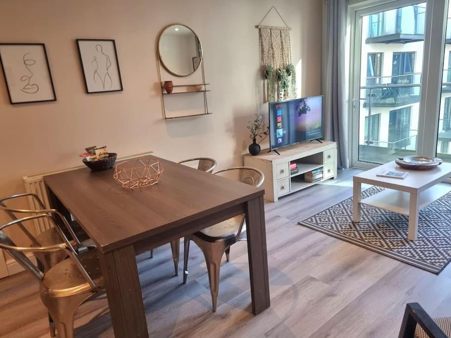 Apartment 2bed 2bath -pool, Balcony, Gym Lift *